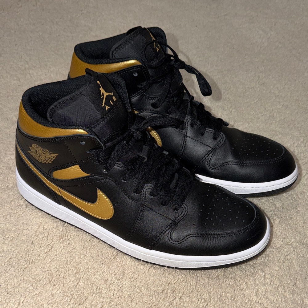 Nike Men's Black and Gold Air Jordan Sneakers